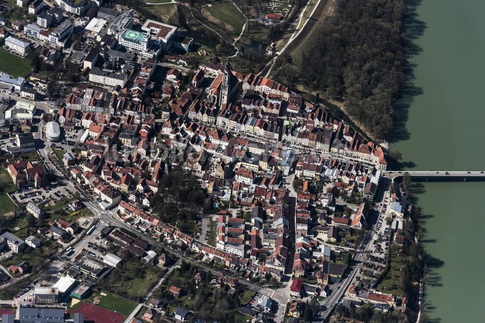 Luftaufnahme Braunau am Inn - Altstadtbereich und Innenstadtzentrum in Braunau am Inn in Oberösterreich, Österreich