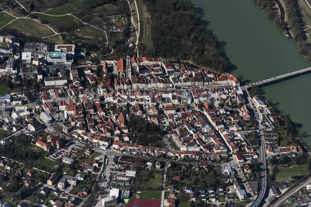 Braunau am Inn von oben - Altstadtbereich und Innenstadtzentrum in Braunau am Inn in Oberösterreich, Österreich