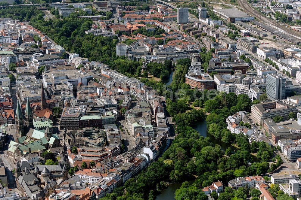 Bremen aus der Vogelperspektive: Altstadtbereich und Innenstadtzentrum in Bremen, Deutschland