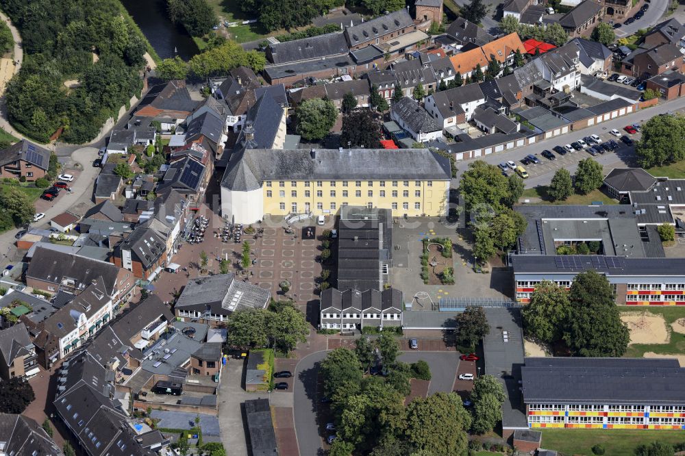 Brüggen aus der Vogelperspektive: Altstadtbereich und Innenstadtzentrum in Brüggen im Bundesland Nordrhein-Westfalen, Deutschland