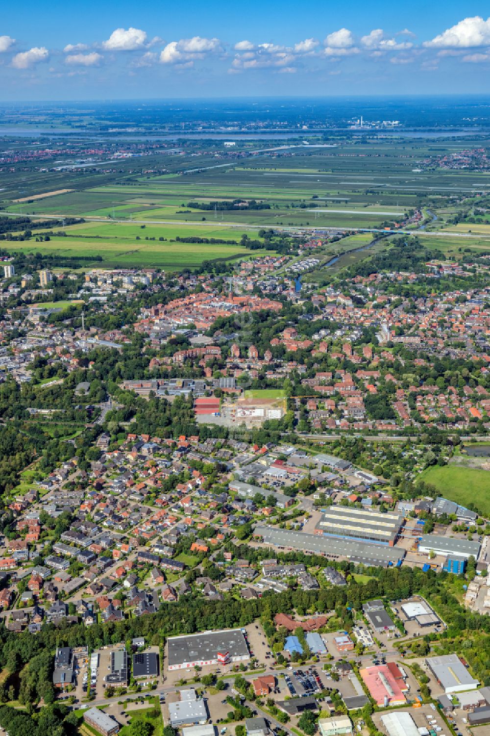 Buxtehude von oben - Altstadtbereich und Innenstadtzentrum in Buxtehude im Bundesland Niedersachsen, Deutschland