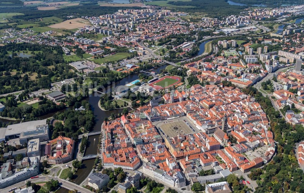 Ceske Budejovice aus der Vogelperspektive: Altstadtbereich und Innenstadtzentrum in Ceske Budejovice in Jihocesky kraj, Tschechien