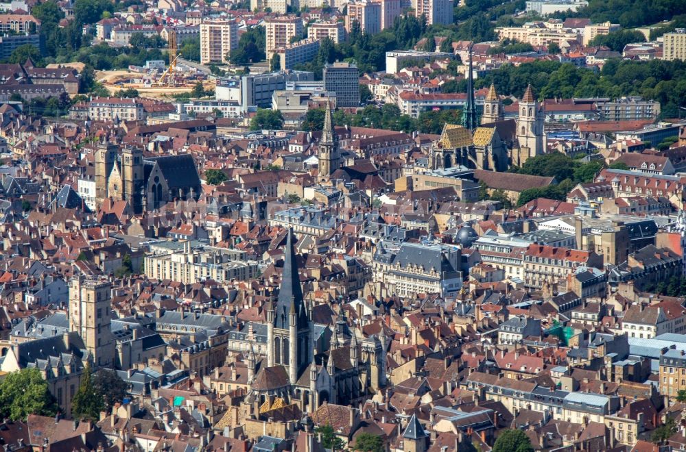 Luftaufnahme Dijon - Altstadtbereich und Innenstadtzentrum von Dijon in Bourgogne Franche-Comte, Frankreich