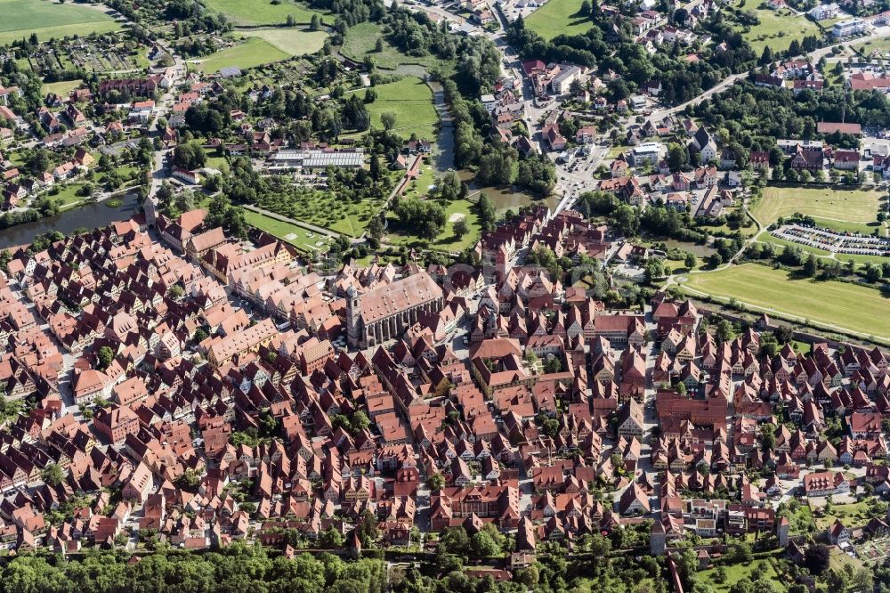 Dinkelsbühl aus der Vogelperspektive: Altstadtbereich und Innenstadtzentrum in Dinkelsbühl im Bundesland Bayern, Deutschland