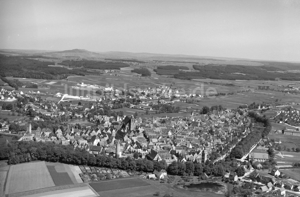 Luftaufnahme Dinkelsbühl - Altstadtbereich und Innenstadtzentrum in Dinkelsbühl im Bundesland Bayern, Deutschland