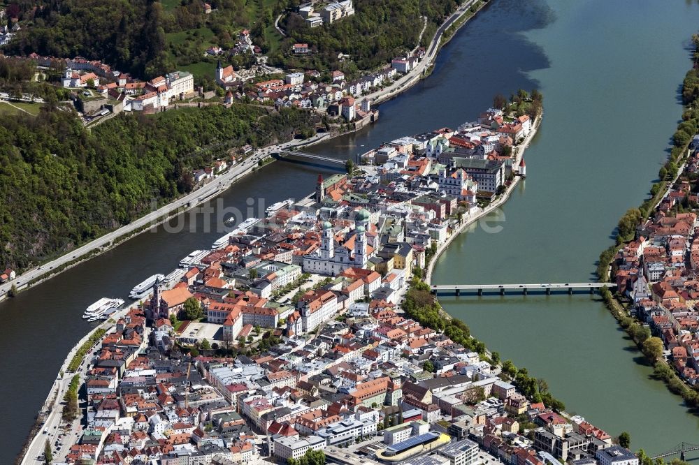 Luftaufnahme Passau - Altstadtbereich und Innenstadtzentrum der Drei-Flüsse-Stadt in Passau im Bundesland Bayern, Deutschland