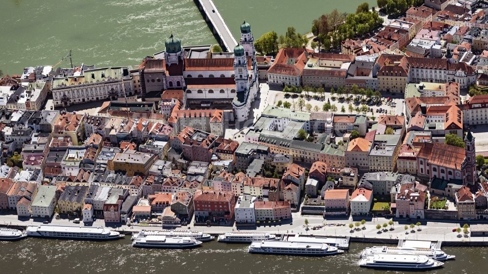 Passau von oben - Altstadtbereich und Innenstadtzentrum der Drei-Flüsse-Stadt in Passau im Bundesland Bayern, Deutschland