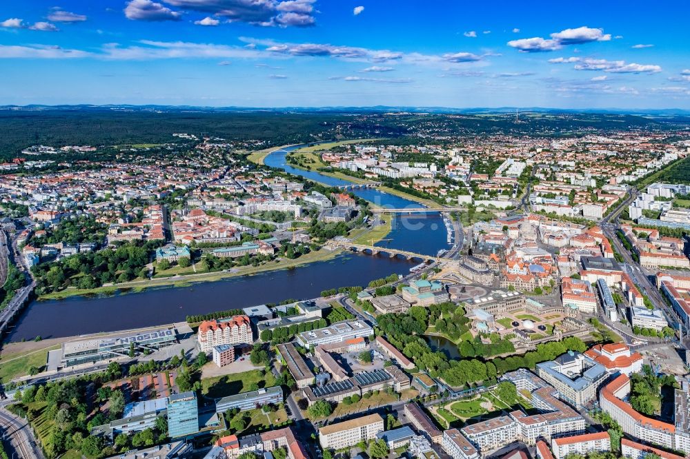 Dresden von oben - Altstadtbereich und Innenstadtzentrum in Dresden im Bundesland Sachsen, Deutschland