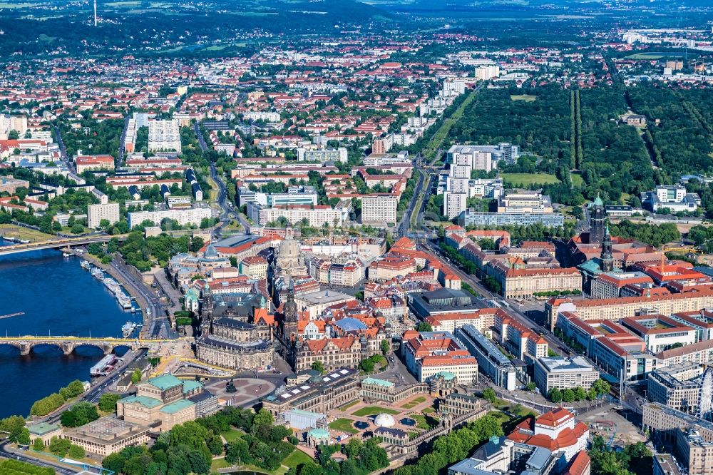 Dresden aus der Vogelperspektive: Altstadtbereich und Innenstadtzentrum in Dresden im Bundesland Sachsen, Deutschland