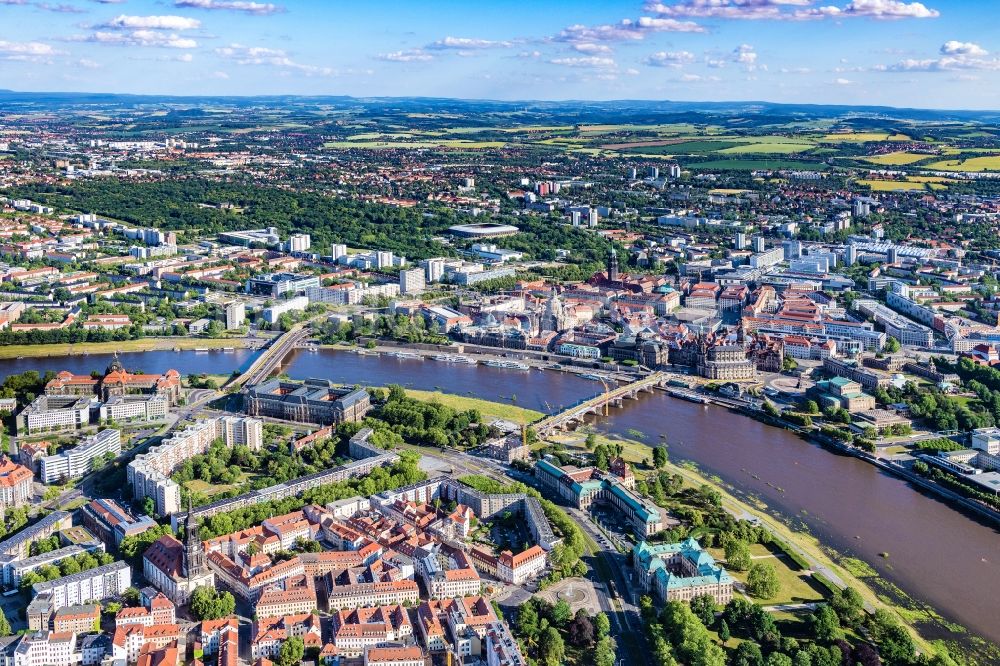 Dresden von oben - Altstadtbereich und Innenstadtzentrum in Dresden im Bundesland Sachsen, Deutschland