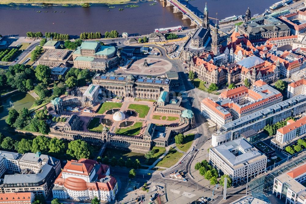 Dresden aus der Vogelperspektive: Altstadtbereich und Innenstadtzentrum in Dresden im Bundesland Sachsen, Deutschland