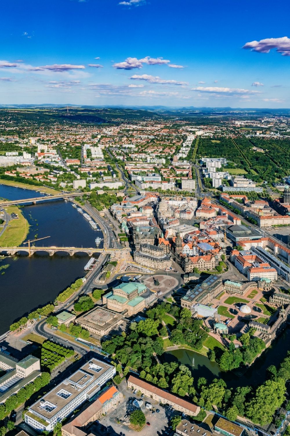 Dresden von oben - Altstadtbereich und Innenstadtzentrum in Dresden im Bundesland Sachsen, Deutschland