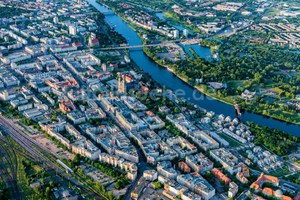 Luftaufnahme Magdeburg - Altstadtbereich und Innenstadtzentrum an der Elbe in Magdeburg im Bundesland Sachsen-Anhalt, Deutschland