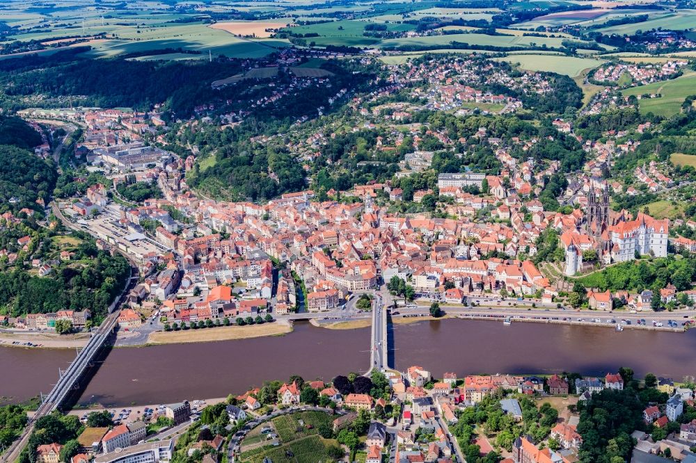 Meißen aus der Vogelperspektive: Altstadtbereich und Innenstadtzentrum an der Elbe in Meißen im Bundesland Sachsen, Deutschland