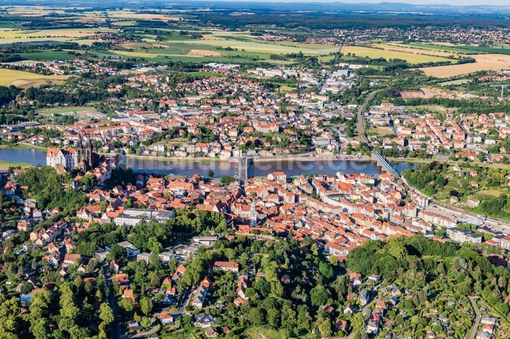 Meißen von oben - Altstadtbereich und Innenstadtzentrum an der Elbe in Meißen im Bundesland Sachsen, Deutschland