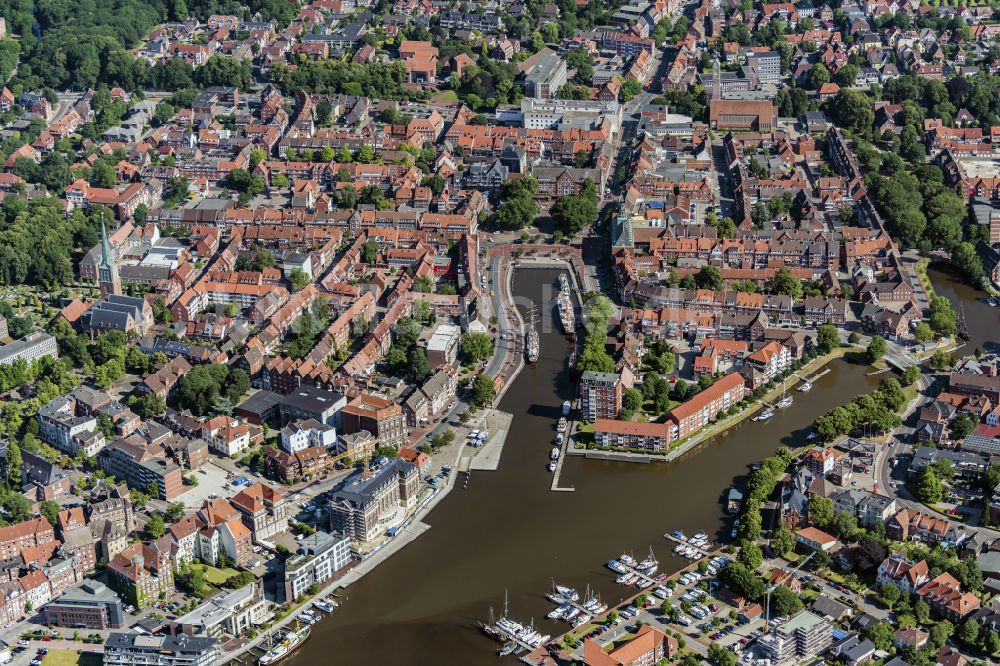 Emden aus der Vogelperspektive: Altstadtbereich und Innenstadtzentrum in Emden im Bundesland Niedersachsen, Deutschland