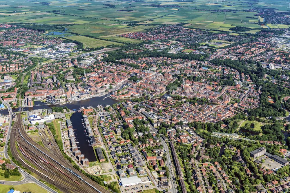 Luftaufnahme Emden - Altstadtbereich und Innenstadtzentrum in Emden im Bundesland Niedersachsen, Deutschland