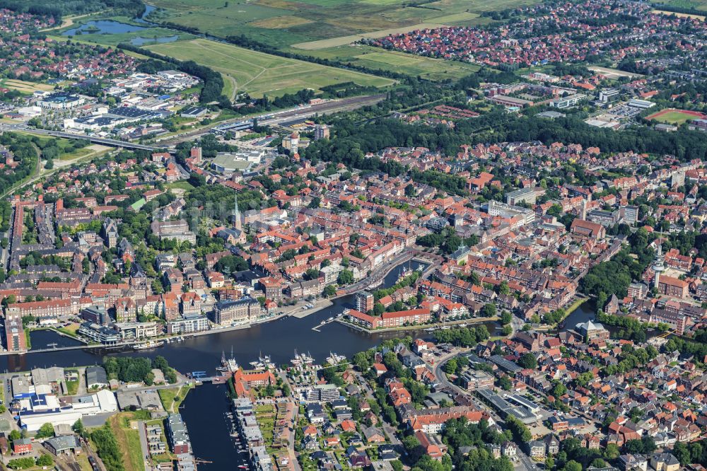 Emden von oben - Altstadtbereich und Innenstadtzentrum in Emden im Bundesland Niedersachsen, Deutschland