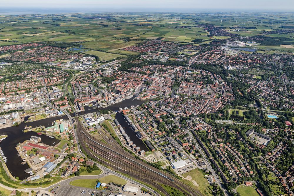 Emden aus der Vogelperspektive: Altstadtbereich und Innenstadtzentrum in Emden im Bundesland Niedersachsen, Deutschland