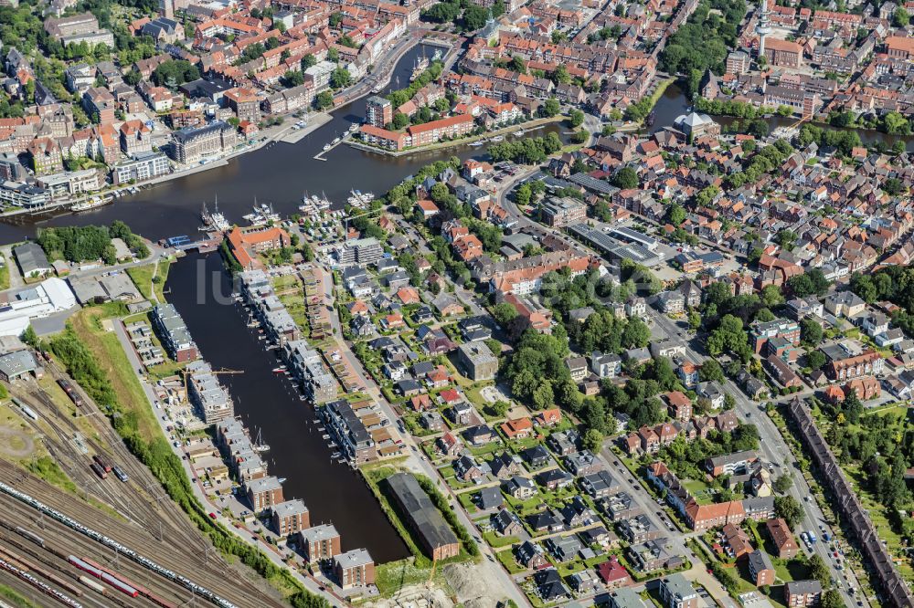 Emden aus der Vogelperspektive: Altstadtbereich und Innenstadtzentrum in Emden im Bundesland Niedersachsen, Deutschland