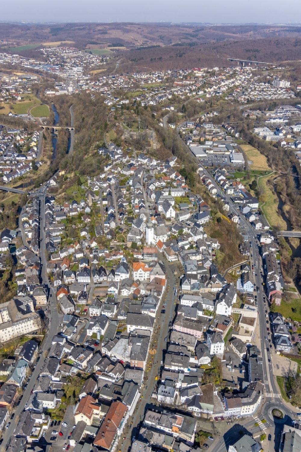 Arnsberg aus der Vogelperspektive: Altstadtbereich und Innenstadtzentrum entlang der Straße Alter Markt in Arnsberg im Bundesland Nordrhein-Westfalen, Deutschland