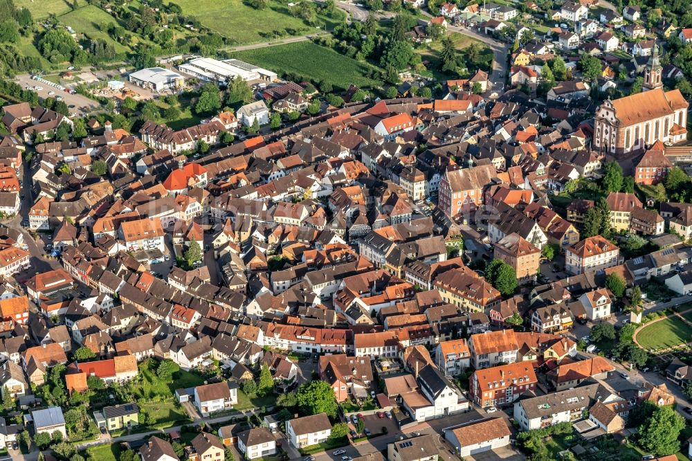 Ettenheim von oben - Altstadtbereich und Innenstadtzentrum in Ettenheim im Bundesland Baden-Württemberg, Deutschland