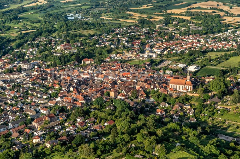 Ettenheim aus der Vogelperspektive: Altstadtbereich und Innenstadtzentrum in Ettenheim im Bundesland Baden-Württemberg, Deutschland