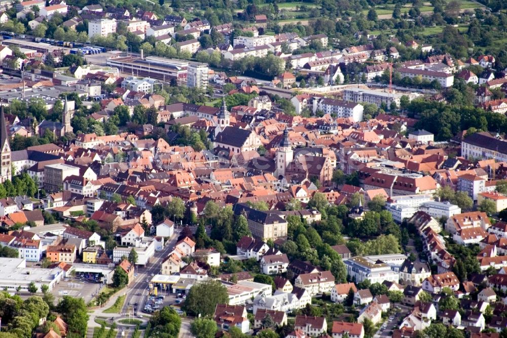 Ettlingen von oben - Altstadtbereich und Innenstadtzentrum in Ettlingen im Bundesland Baden-Württemberg