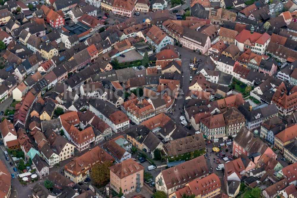 Ettenheim von oben - Altstadtbereich und Innenstadtzentrum mit Fachwerk in Ettenheim im Bundesland Baden-Württemberg, Deutschland