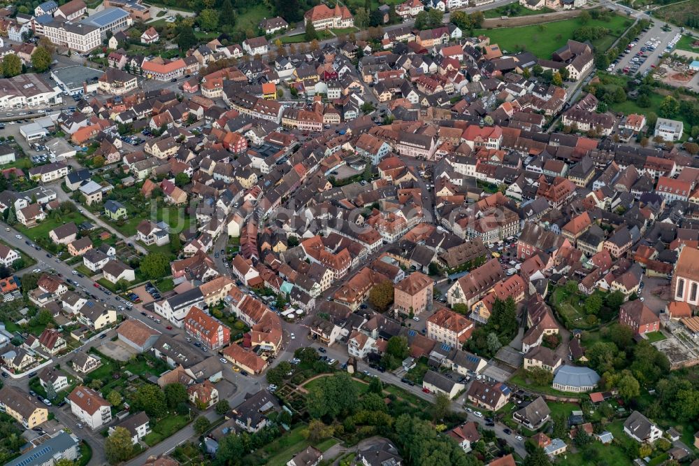 Ettenheim aus der Vogelperspektive: Altstadtbereich und Innenstadtzentrum mit Fachwerk in Ettenheim im Bundesland Baden-Württemberg, Deutschland