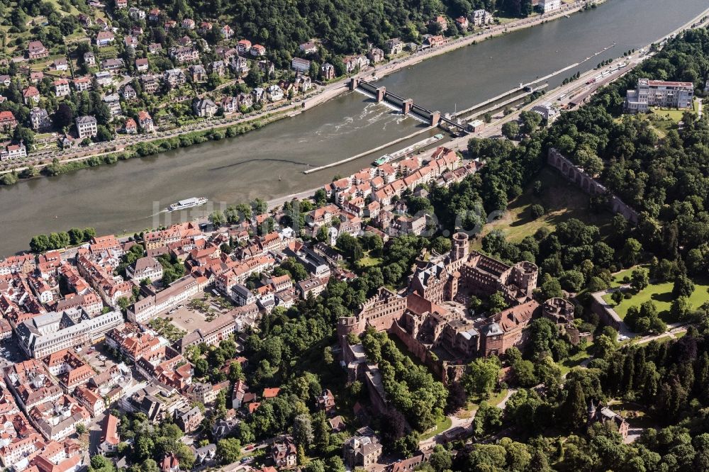 Luftaufnahme Heidelberg - Altstadtbereich und Innenstadtzentrum am Flussufer des Neckar in Heidelberg im Bundesland Baden-Württemberg, Deutschland