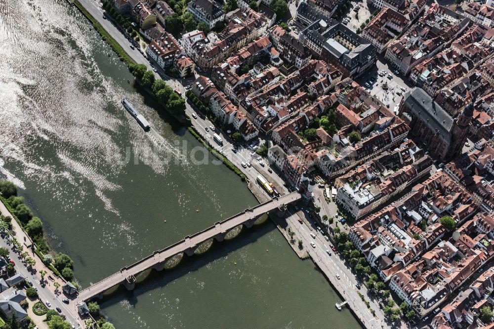 Heidelberg von oben - Altstadtbereich und Innenstadtzentrum am Flussufer des Neckar in Heidelberg im Bundesland Baden-Württemberg, Deutschland