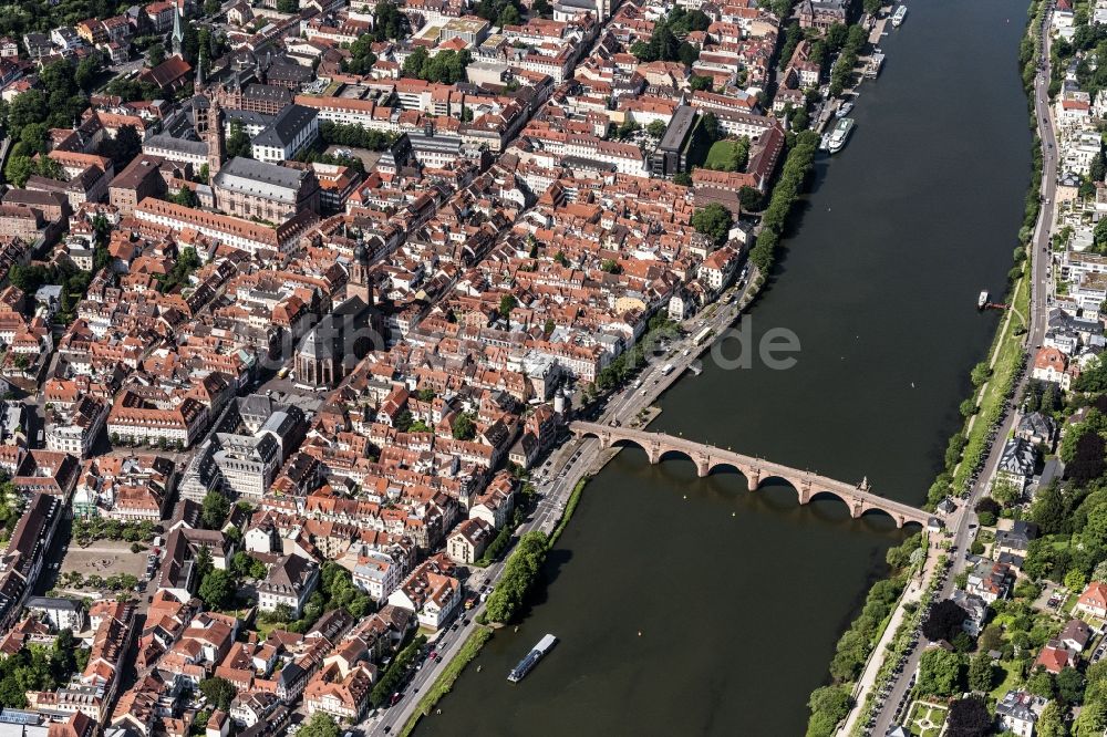 Luftaufnahme Heidelberg - Altstadtbereich und Innenstadtzentrum am Flussufer des Neckar in Heidelberg im Bundesland Baden-Württemberg, Deutschland