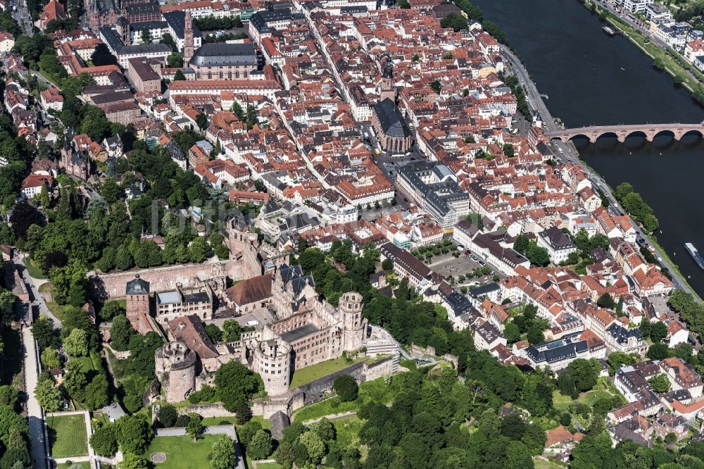 Heidelberg aus der Vogelperspektive: Altstadtbereich und Innenstadtzentrum am Flussufer des Neckar in Heidelberg im Bundesland Baden-Württemberg, Deutschland