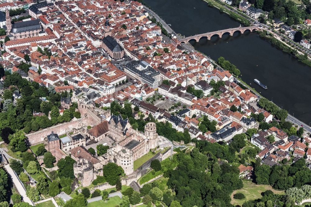 Luftbild Heidelberg - Altstadtbereich und Innenstadtzentrum am Flussufer des Neckar in Heidelberg im Bundesland Baden-Württemberg, Deutschland