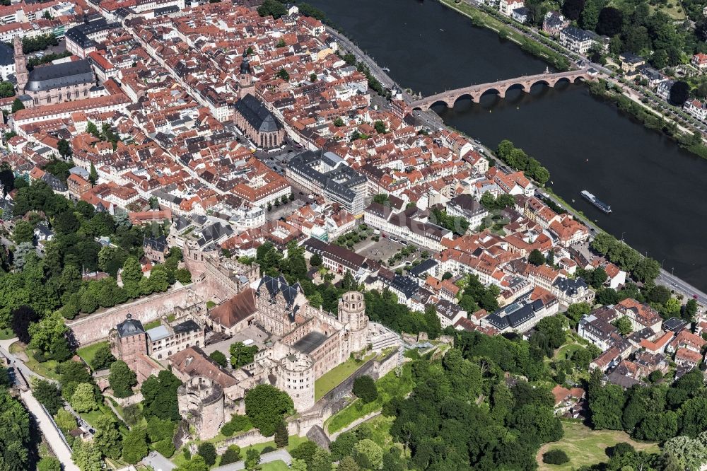 Luftaufnahme Heidelberg - Altstadtbereich und Innenstadtzentrum am Flussufer des Neckar in Heidelberg im Bundesland Baden-Württemberg, Deutschland