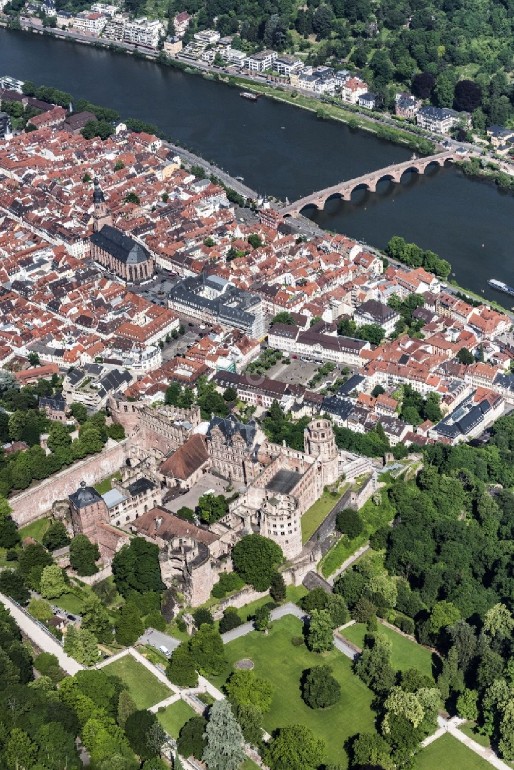 Heidelberg von oben - Altstadtbereich und Innenstadtzentrum am Flussufer des Neckar in Heidelberg im Bundesland Baden-Württemberg, Deutschland