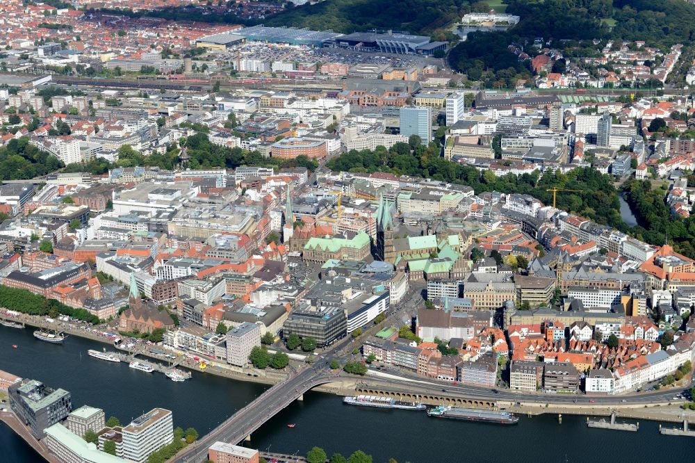 Bremen von oben - Altstadtbereich und Innenstadtzentrum am Flussufer der Weser mit dem St. Petri Dom in Bremen