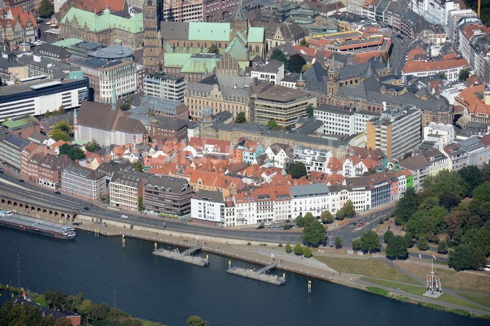 Bremen aus der Vogelperspektive: Altstadtbereich und Innenstadtzentrum am Flussufer der Weser mit dem St. Petri Dom in Bremen