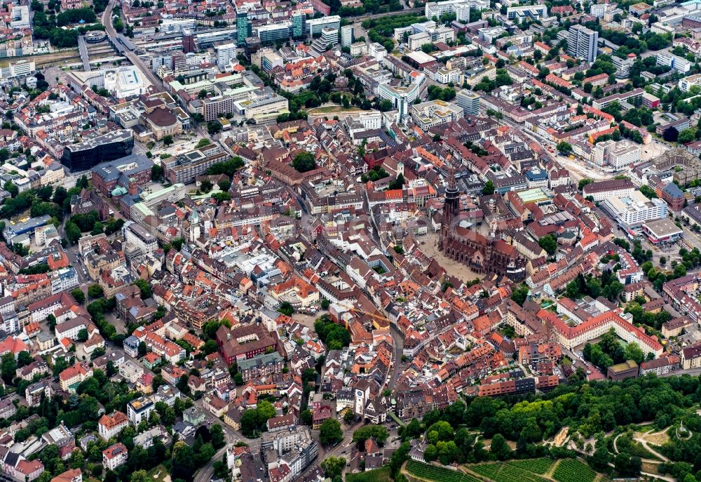 Freiburg im Breisgau aus der Vogelperspektive: Altstadtbereich und Innenstadtzentrum von Freiburg im Breisgau im Bundesland Baden-Württemberg, Deutschland