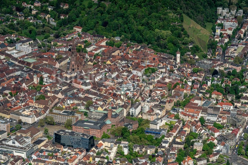 Freiburg im Breisgau aus der Vogelperspektive: Altstadtbereich und Innenstadtzentrum von Freiburg im Breisgau im Bundesland Baden-Württemberg, Deutschland