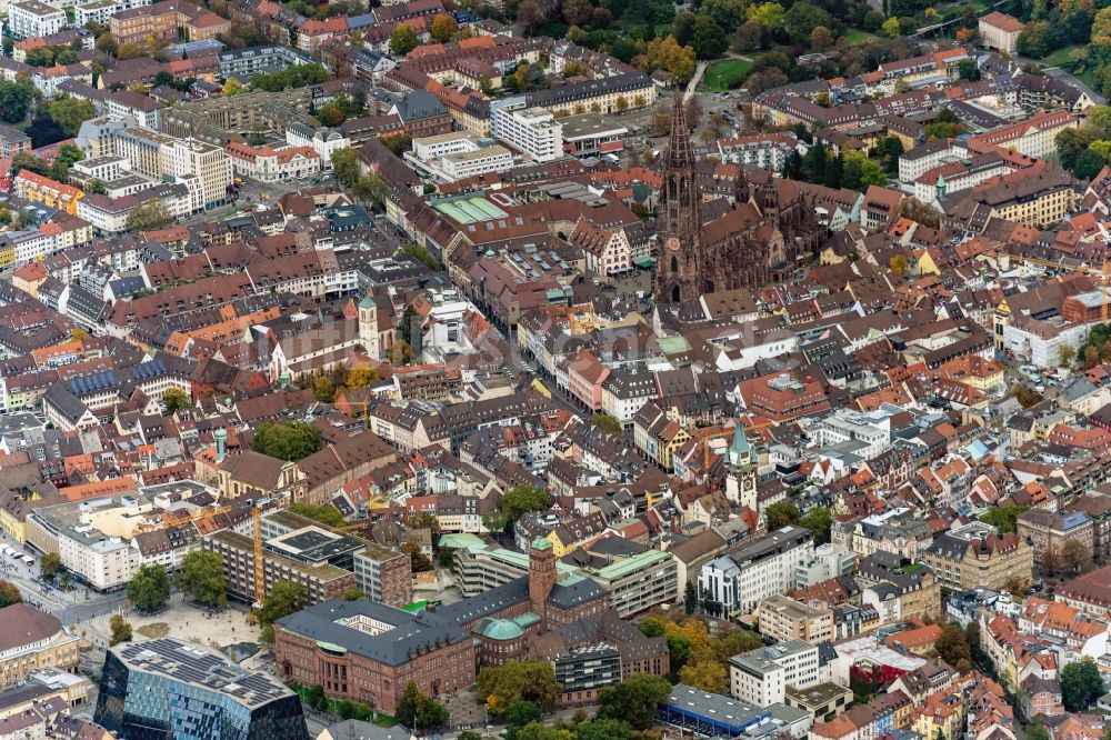 Freiburg im Breisgau von oben - Altstadtbereich und Innenstadtzentrum von Freiburg im Breisgau im Bundesland Baden-Württemberg, Deutschland