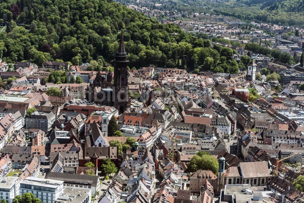 Freiburg im Breisgau von oben - Altstadtbereich und Innenstadtzentrum und Freiburger Münster in Freiburg im Breisgau im Bundesland Baden-Württemberg, Deutschland