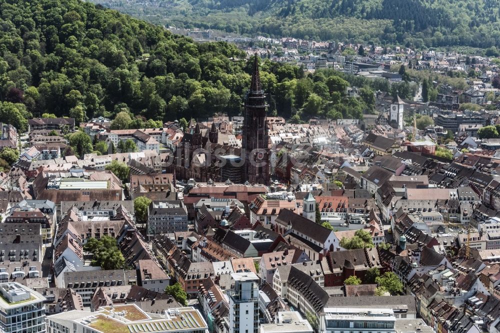 Luftaufnahme Freiburg im Breisgau - Altstadtbereich und Innenstadtzentrum und Freiburger Münster in Freiburg im Breisgau im Bundesland Baden-Württemberg, Deutschland