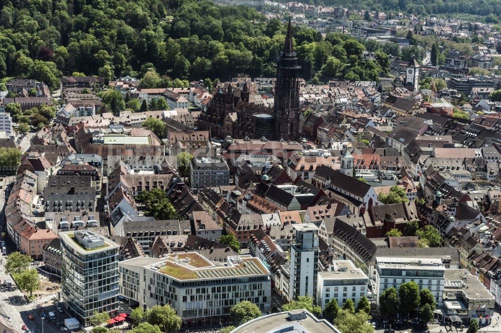 Freiburg im Breisgau von oben - Altstadtbereich und Innenstadtzentrum und Freiburger Münster in Freiburg im Breisgau im Bundesland Baden-Württemberg, Deutschland