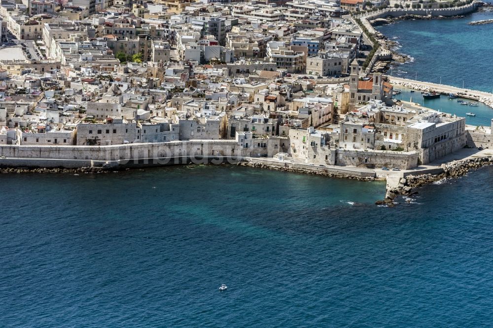 Giovinazzo von oben - Altstadtbereich und Innenstadtzentrum in Giovinazzo in der Provinz Puglia in Italien