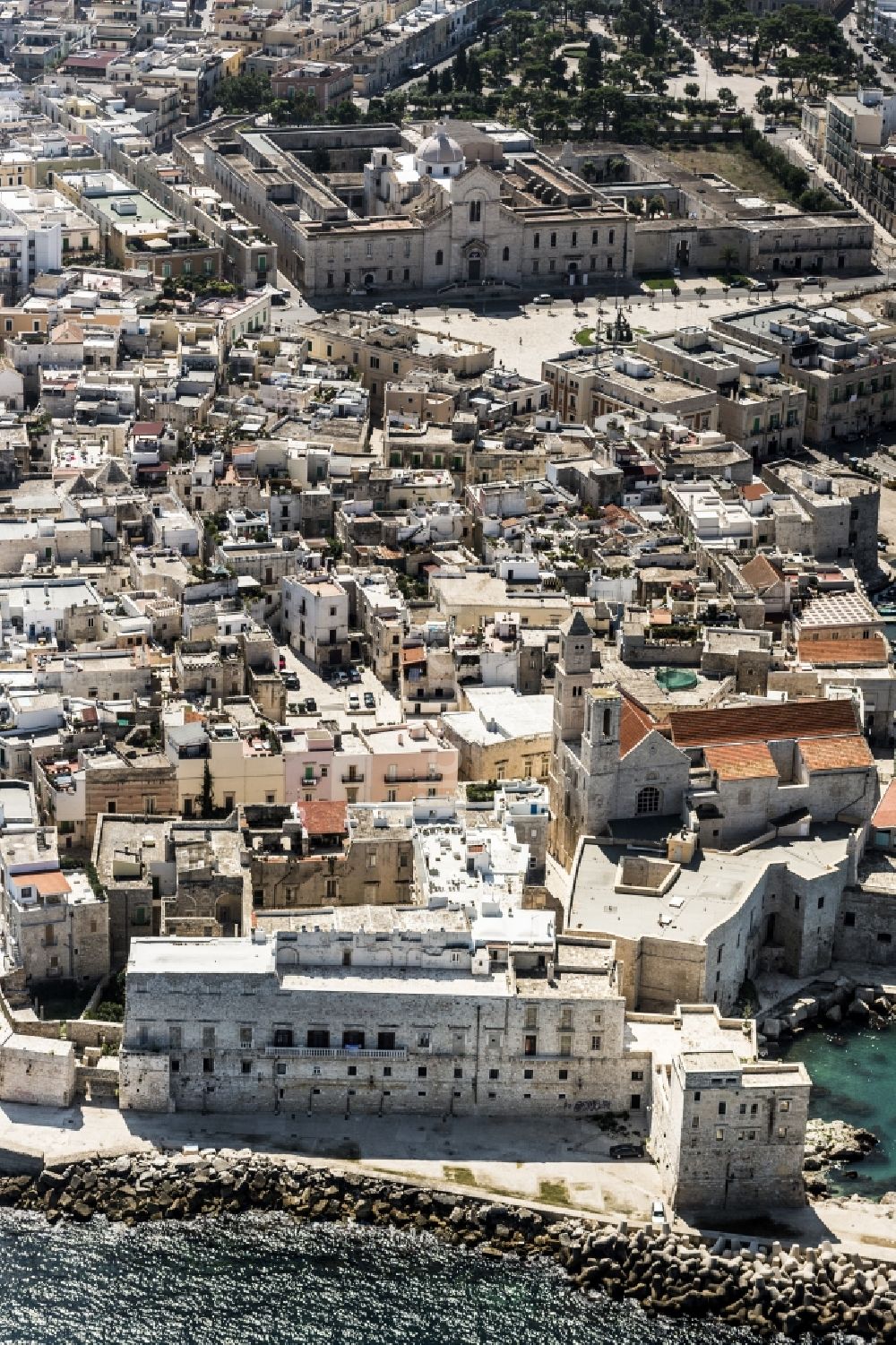 Giovinazzo aus der Vogelperspektive: Altstadtbereich und Innenstadtzentrum in Giovinazzo in der Provinz Puglia in Italien