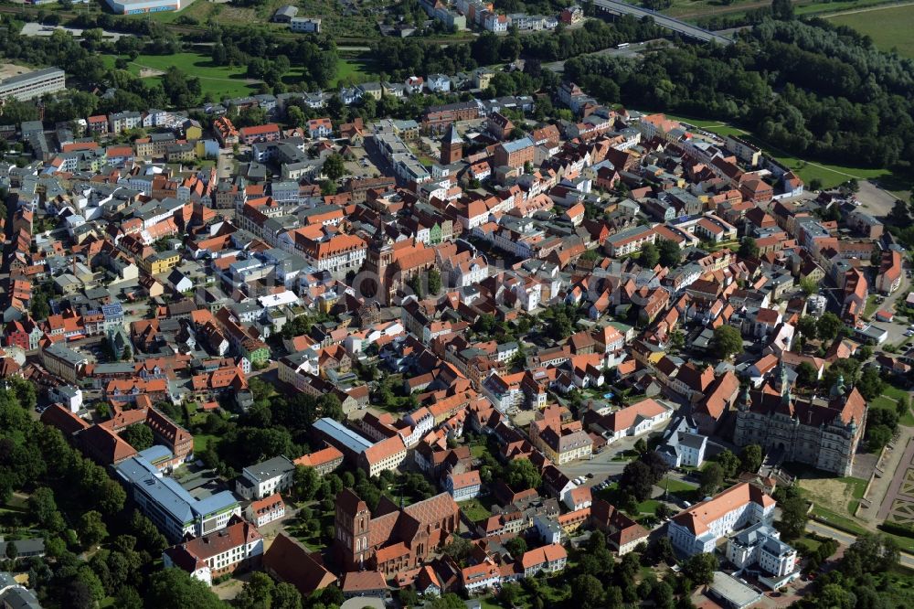 Luftaufnahme Güstrow - Altstadtbereich und Innenstadtzentrum in Güstrow im Bundesland Mecklenburg-Vorpommern