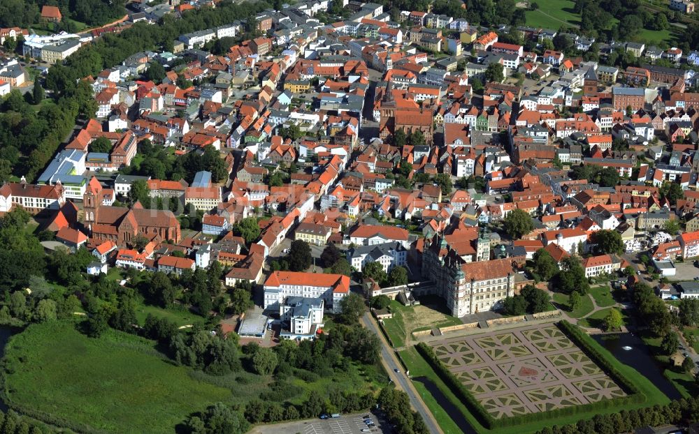 Luftaufnahme Güstrow - Altstadtbereich und Innenstadtzentrum in Güstrow im Bundesland Mecklenburg-Vorpommern