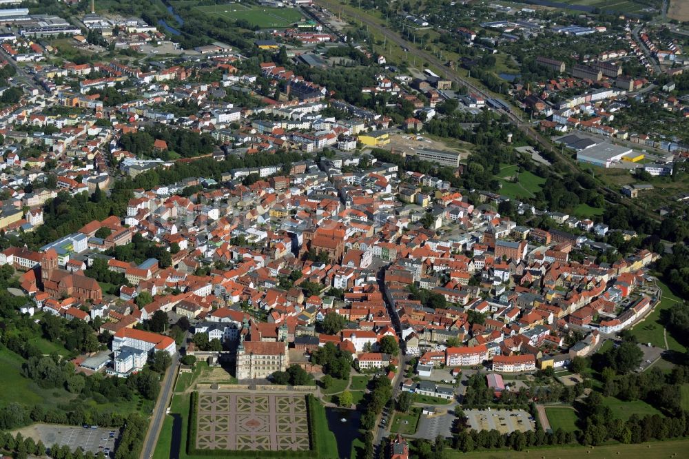 Güstrow von oben - Altstadtbereich und Innenstadtzentrum in Güstrow im Bundesland Mecklenburg-Vorpommern